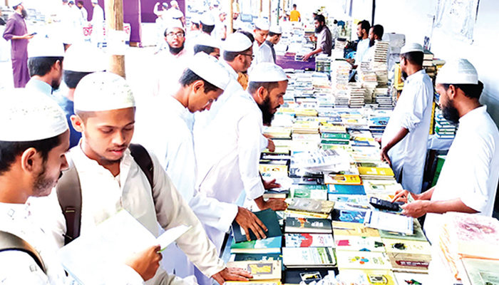 আলো ছড়াচ্ছে আন্তর্জাতিক ইসলামি বইমেলা