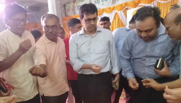 দর্শনায় পূজামণ্ডপ পরিদর্শনে এডিসি জেনারেল দর্শনায় পূজামণ্ডপ পরিদর্শনে এডিসি জেনারেল