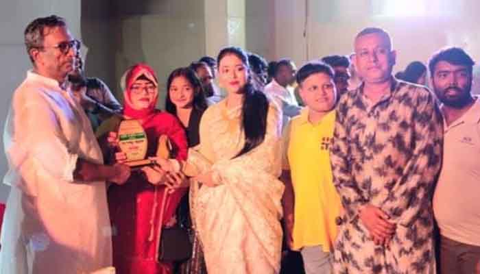 চাঁদপুরে সাংস্কৃতিক উৎসবের সমাপনী দিনে স্বপ্নকুড়ীকে সম্মাননা চাঁদপুরে সাংস্কৃতিক উৎসবের সমাপনী দিনে স্বপ্নকুড়ীকে সম্মাননা