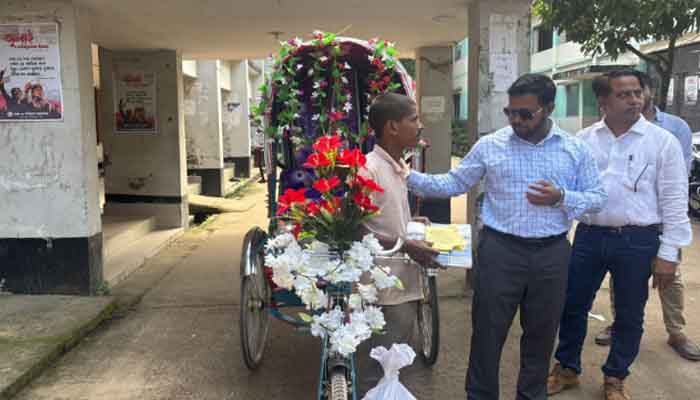 আলোকিত বাংলাদেশে সংবাদ প্রকাশ; উপহার পেলেন মানবিক এনাম আলোকিত বাংলাদেশে সংবাদ প্রকাশ; উপহার পেলেন মানবিক এনাম