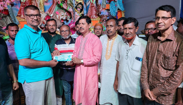 ‘শুধু পূজা নয়, যেকোনো প্রয়োজনে আপনাদের পাশে আছি’ ‘শুধু পূজা নয়, যেকোনো প্রয়োজনে আপনাদের পাশে আছি’