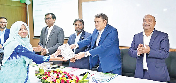 অগ্রণী ব্যাংকে ফাউন্ডেশন কোর্সের সনদপত্র বিতরণ