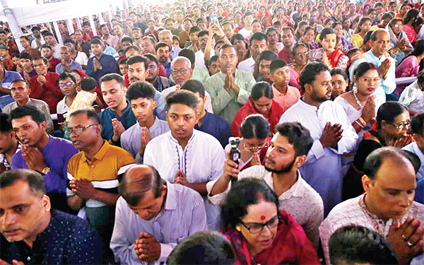 রাজধানীর বিভিন্ন পূজামণ্ডপে উৎসবমুখর পরিবেশে অঞ্জলি প্রদান রাজধানীর বিভিন্ন পূজামণ্ডপে উৎসবমুখর পরিবেশে অঞ্জলি প্রদান