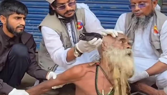 ময়মনসিংহে বৃদ্ধের চুল কাটার ঘটনায় গ্রেফতার ১ ময়মনসিংহে বৃদ্ধের চুল কাটার ঘটনায় গ্রেফতার ১