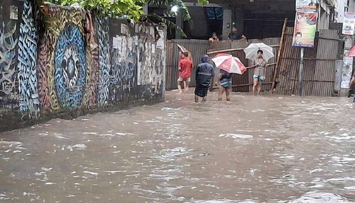রাজধানীতে রাতভর বৃষ্টিতে সড়কে জলাবদ্ধতা রাজধানীতে রাতভর বৃষ্টিতে সড়কে জলাবদ্ধতা