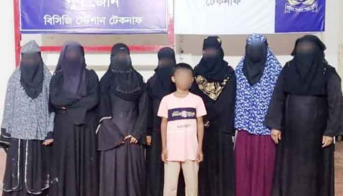 টেকনাফের পাহাড় থেকে নারী-শিশুসহ উদ্ধার ৮ টেকনাফের পাহাড় থেকে নারী-শিশুসহ উদ্ধার ৮