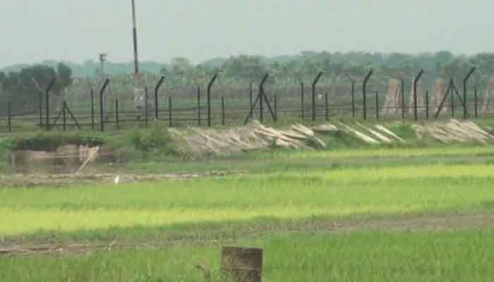 জীবননগরে সীমান্ত থেকে বাংলাদেশিকে ধরে নিয়ে গেল বিএসএফ জীবননগরে সীমান্ত থেকে বাংলাদেশিকে ধরে নিয়ে গেল বিএসএফ