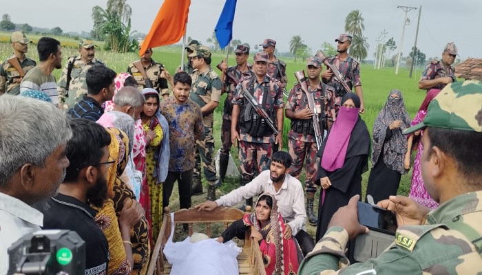 সীমান্তে শেষবার জব্বার মন্ডলের মুখ দেখল বাংলাদেশি স্বজনরা সীমান্তে শেষবার জব্বার মন্ডলের মুখ দেখল বাংলাদেশি স্বজনরা
