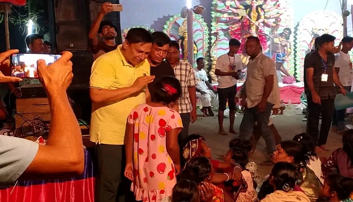 পীরগঞ্জে সনাতন ধর্মাবলম্বীদের পাশে জেলা বিএনপির আহ্বায়ক পীরগঞ্জে সনাতন ধর্মাবলম্বীদের পাশে জেলা বিএনপির আহ্বায়ক