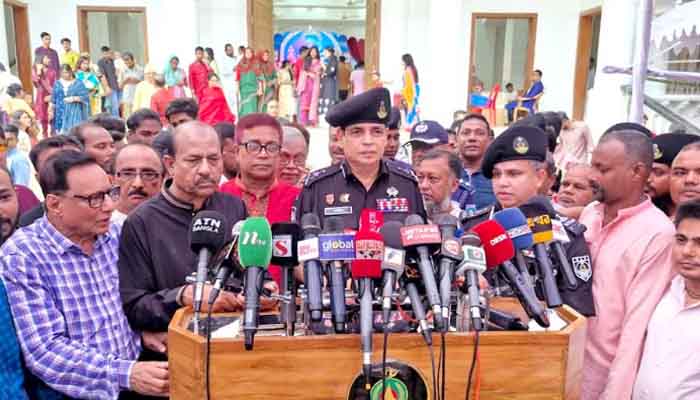 কোনোভাবেই দুষ্কৃতিকারীকে অ্যালাউ করবো না: র্যাব মহাপরিচালক কোনোভাবেই দুষ্কৃতিকারীকে অ্যালাউ করবো না: র্যাব মহাপরিচালক