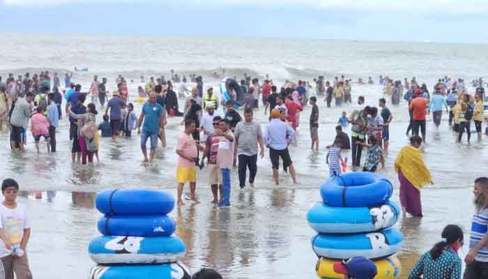 কক্সবাজারে পর্যটকদের ভিড়, বাঁধ সেধেছে বৈরী আবহাওয়া কক্সবাজারে পর্যটকদের ভিড়, বাঁধ সেধেছে বৈরী আবহাওয়া