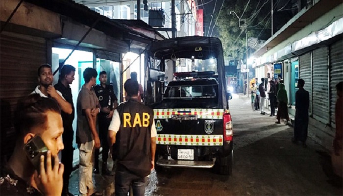 নারায়ণগঞ্জে র্যাব সদস্যদের উপর হামলা, আহত ৪ নারায়ণগঞ্জে র্যাব সদস্যদের উপর হামলা, আহত ৪