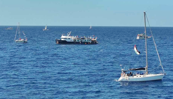 ফ্লোটিলা বহরের ২ জাহাজ ঘিরে ফেলেছে ইসরায়েল ফ্লোটিলা বহরের ২ জাহাজ ঘিরে ফেলেছে ইসরায়েল