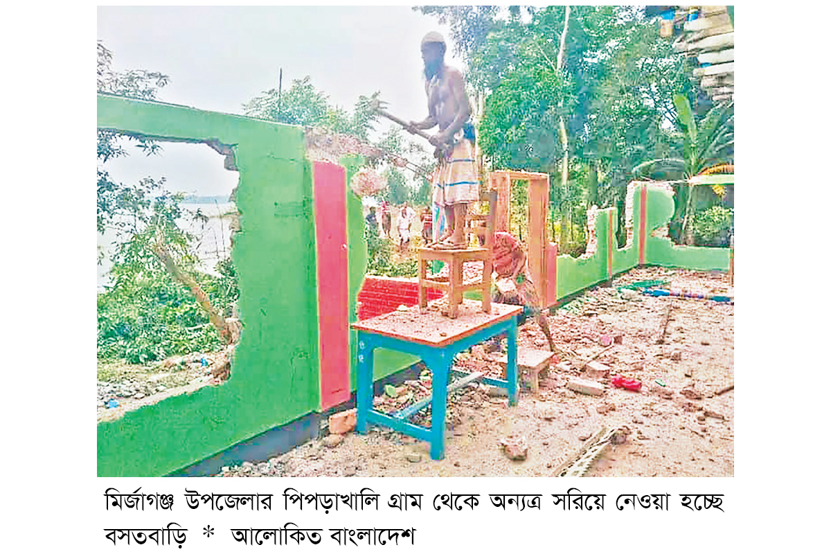 পায়রার ভাঙনে বিলীন হচ্ছে বসতবাড়ি-জমি পায়রার ভাঙনে বিলীন হচ্ছে বসতবাড়ি-জমি