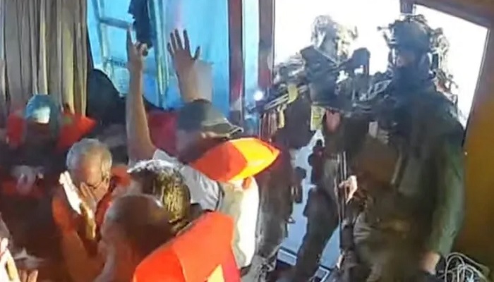 গাজামুখী ফ্লোটিলায় ইসরায়েলি হানা, গ্রেপ্তার প্রায় ২০০ কর্মী গাজামুখী ফ্লোটিলায় ইসরায়েলি হানা, গ্রেপ্তার প্রায় ২০০ কর্মী