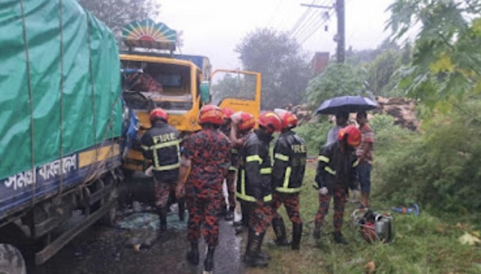 ঈশ্বরদীতে দুই ট্রাকের মুখোমুখি সংঘর্ষে নিহত ১, আহত ৩