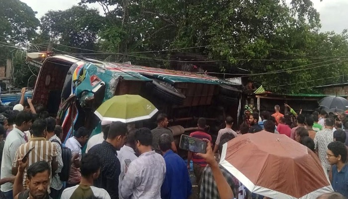 ফেনীতে নিয়ন্ত্রণ হারিয়ে বাস দোকানে, নিহত ৩ ফেনীতে নিয়ন্ত্রণ হারিয়ে বাস দোকানে, নিহত ৩