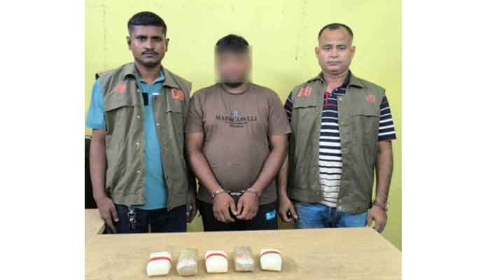 কক্সবাজারে ১০ হাজার পিস ইয়াবাসহ মাদককারবারি গ্রেপ্তার কক্সবাজারে ১০ হাজার পিস ইয়াবাসহ মাদককারবারি গ্রেপ্তার