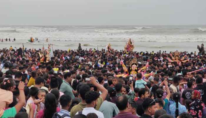 কক্সবাজার সমুদ্র সৈকতে সম্প্রীতির মেলবন্ধন কক্সবাজার সমুদ্র সৈকতে সম্প্রীতির মেলবন্ধন