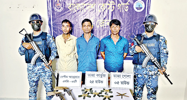 অস্ত্র ও গোলাবারুদসহ তিন সন্ত্রাসী আটক