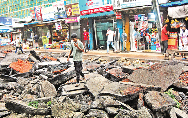 সড়কের কাজ চলছে ধীরগতিতে