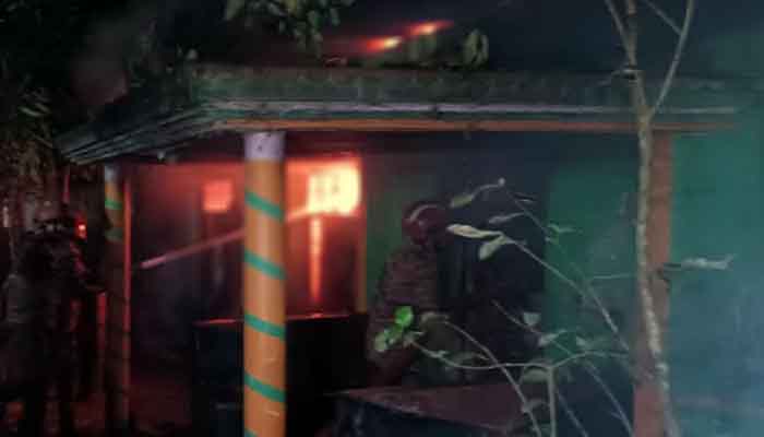 অগ্নিদগ্ধ গৃহবধূর মৃত্যু: অভিযুক্ত সুদের কারবারির ঘরে আগুন অগ্নিদগ্ধ গৃহবধূর মৃত্যু: অভিযুক্ত সুদের কারবারির ঘরে আগুন