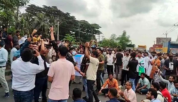 ঢাকা-চট্টগ্রাম মহাসড়ক অবরোধ করেছেন চাকরিচ্যুত ব্যাংক কর্মকর্তারা ঢাকা-চট্টগ্রাম মহাসড়ক অবরোধ করেছেন চাকরিচ্যুত ব্যাংক কর্মকর্তারা