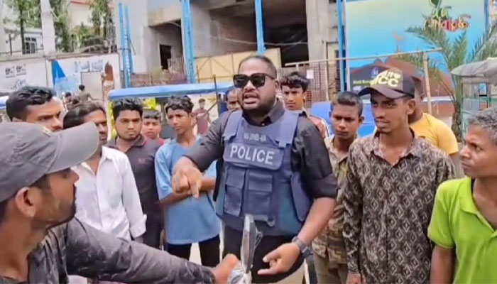 চাঁদাবাজির প্রতিবাদ করায় পুলিশ কর্মকর্তার ওপর হামলা চাঁদাবাজির প্রতিবাদ করায় পুলিশ কর্মকর্তার ওপর হামলা