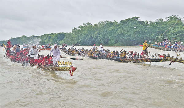 গোপালগঞ্জে নৌকাবাইচ অনুষ্ঠিত গোপালগঞ্জে নৌকাবাইচ অনুষ্ঠিত
