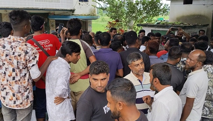 বেনাপোলে বাস ড্রাইভারকে মারধরের অভিযোগ, প্রতিবাদে মহাসড়ক অবরোধ বেনাপোলে বাস ড্রাইভারকে মারধরের অভিযোগ, প্রতিবাদে মহাসড়ক অবরোধ