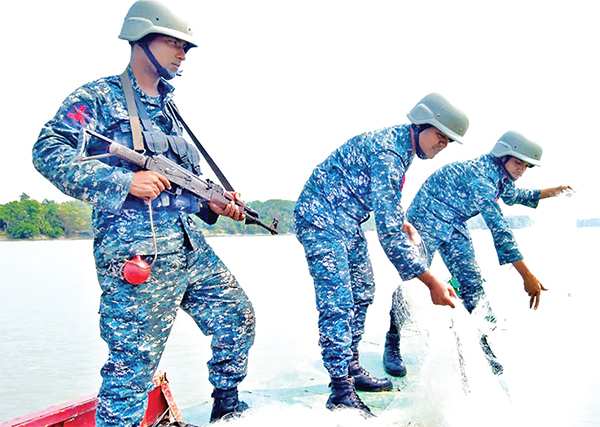 মা ইলিশ রক্ষায় ১৭ যুদ্ধজাহাজ মোতায়েন নৌবাহিনীর