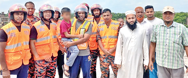 পাঁচতলার কার্নিশে আটকে থাকা ছাত্রকে উদ্ধার করল ফায়ার সার্ভিস