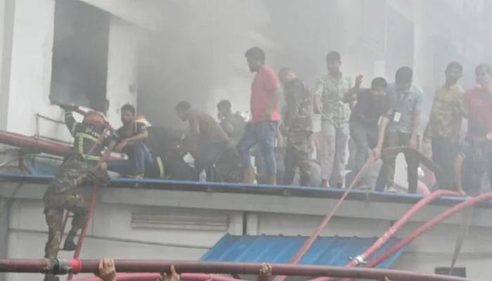 আশুলিয়ায় পোশাক কারখানায় আগুন, নিয়ন্ত্রণে ৬ ইউনিট আশুলিয়ায় পোশাক কারখানায় আগুন, নিয়ন্ত্রণে ৬ ইউনিট