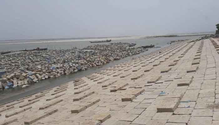 যমুনা নদী ভাঙন রোধে ডান তীর সংরক্ষণ প্রকল্পের কাজ শেষ পর্যায়ে যমুনা নদী ভাঙন রোধে ডান তীর সংরক্ষণ প্রকল্পের কাজ শেষ পর্যায়ে