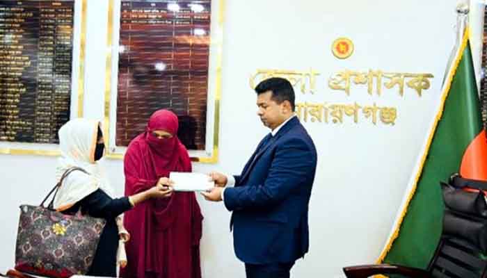 দৃষ্টিহীন আলভীর চোখে আশার আলো জ্বালালেন ডিসি জাহিদুল দৃষ্টিহীন আলভীর চোখে আশার আলো জ্বালালেন ডিসি জাহিদুল