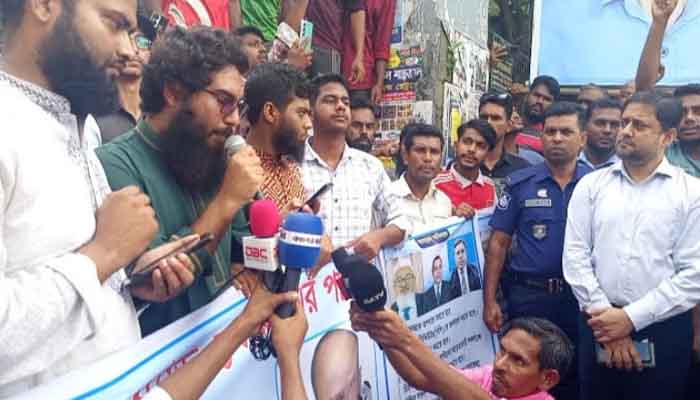 শেরপুরে আ.লীগ নেতার জামিনে উত্তেজনা: ডিসি গেইট অবরোধ শেরপুরে আ.লীগ নেতার জামিনে উত্তেজনা: ডিসি গেইট অবরোধ