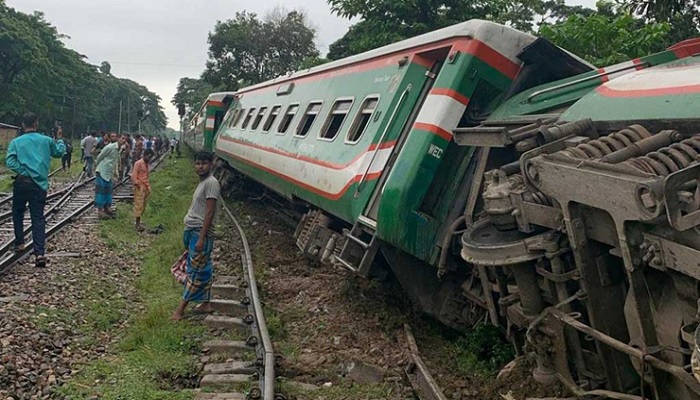ট্রেন লাইনচ্যুত, সিলেটের সঙ্গে সারাদেশের রেল যোগাযোগ বন্ধ ট্রেন লাইনচ্যুত, সিলেটের সঙ্গে সারাদেশের রেল যোগাযোগ বন্ধ