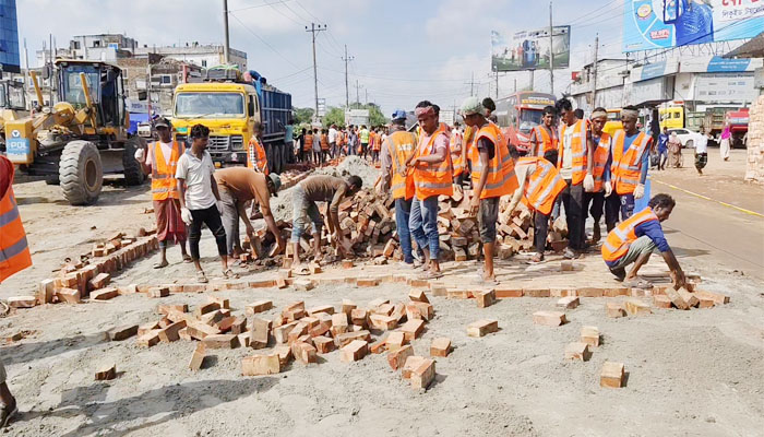 ব্রাহ্মণবাড়িয়া অংশে যানজট নিরসনে তড়িঘড়ি সড়ক মেরামত ব্রাহ্মণবাড়িয়া অংশে যানজট নিরসনে তড়িঘড়ি সড়ক মেরামত