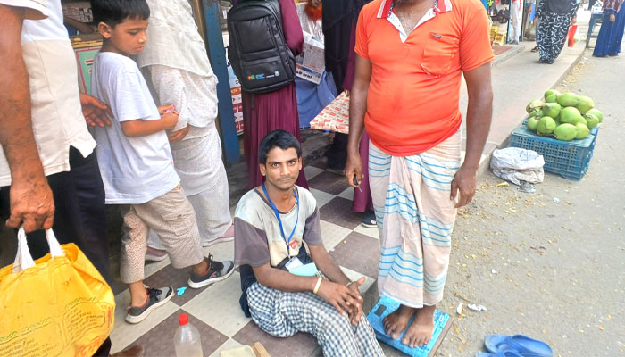 ওজন মেপে জীবিকা নির্বাহ করছেন প্রতিবন্ধী রাসেল ওজন মেপে জীবিকা নির্বাহ করছেন প্রতিবন্ধী রাসেল