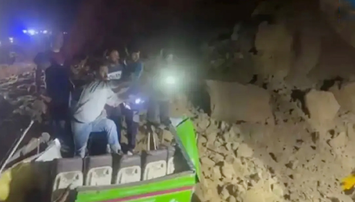 ভারতে ভূমিধসে চাপা পড়ে ১৮ বাসযাত্রীর মৃত্যু ভারতে ভূমিধসে চাপা পড়ে ১৮ বাসযাত্রীর মৃত্যু