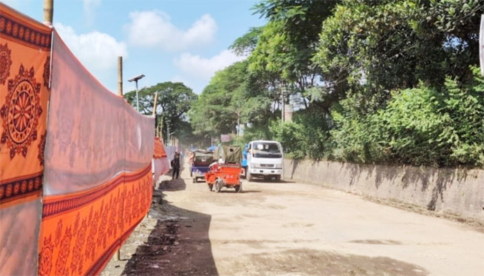 উপদেষ্টা আসার আগেই ব্লিচিং ছিটিয়ে পর্দায় ঢাকা হলো আবর্জনা উপদেষ্টা আসার আগেই ব্লিচিং ছিটিয়ে পর্দায় ঢাকা হলো আবর্জনা