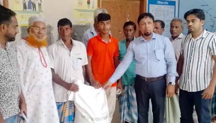 চাঁদপুরে ৪৫ হাজার জেলেকে খাদ্য সহায়তা প্রদান চাঁদপুরে ৪৫ হাজার জেলেকে খাদ্য সহায়তা প্রদান