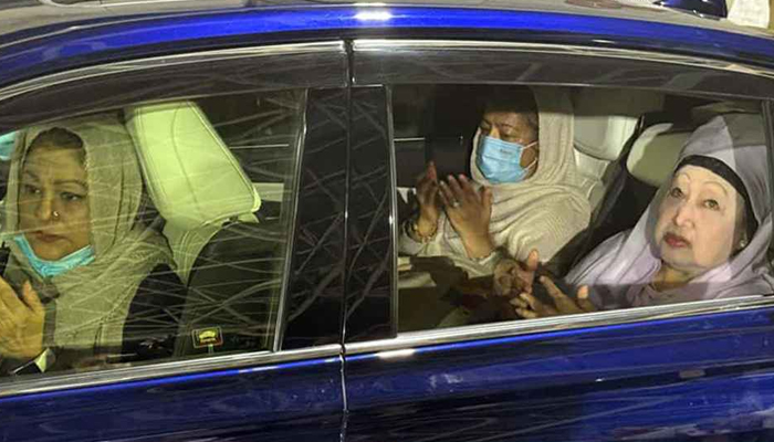 জিয়াউর রহমানের মাজার জিয়ারত করলেন খালেদা জিয়া জিয়াউর রহমানের মাজার জিয়ারত করলেন খালেদা জিয়া