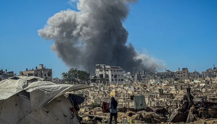 যুদ্ধবিরতি ঘোষণার পরও গাজায় হামলা চালাচ্ছে ইসরায়েলি বাহিনী যুদ্ধবিরতি ঘোষণার পরও গাজায় হামলা চালাচ্ছে ইসরায়েলি বাহিনী