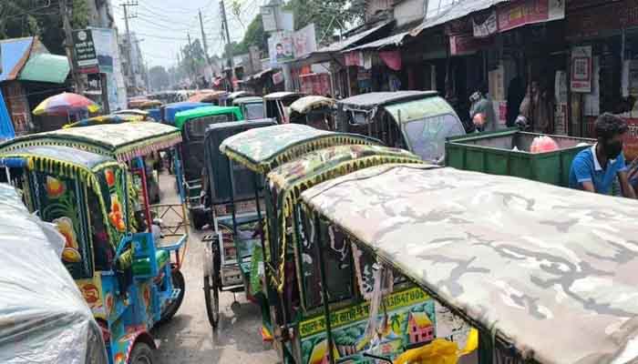 ঈশ্বরদীতে অটো রিকশার দাপট, যানজটে নাকাল জনজীবন ঈশ্বরদীতে অটো রিকশার দাপট, যানজটে নাকাল জনজীবন