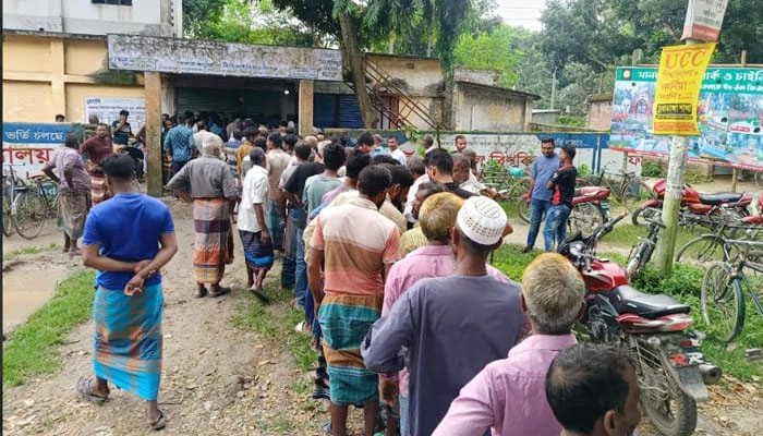 জীবননগরে আমন ও রবি মৌসুমে সারের তীব্র সংকট জীবননগরে আমন ও রবি মৌসুমে সারের তীব্র সংকট