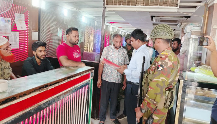 চাঁদপুরে পচা-বাসী খাবার ফ্রিজে সংরক্ষণ: ৩ মালিককে জরিমানা চাঁদপুরে পচা-বাসী খাবার ফ্রিজে সংরক্ষণ: ৩ মালিককে জরিমানা