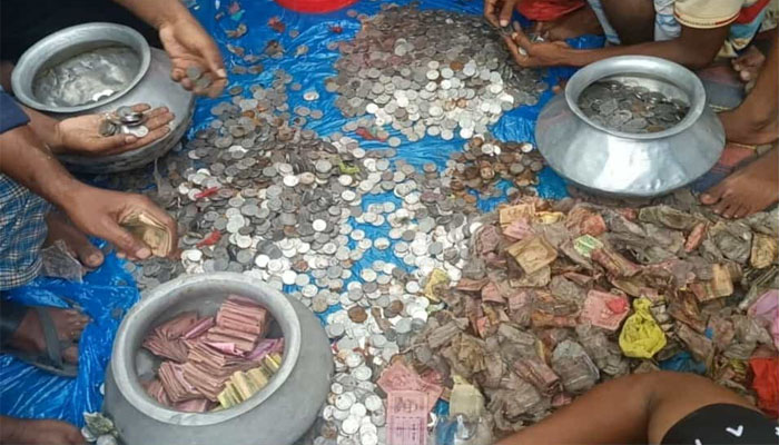 ভিক্ষুকের কাছে রক্ষিত ২ বস্তা টাকা উদ্ধার, এলাকায় চাঞ্চল্য ভিক্ষুকের কাছে রক্ষিত ২ বস্তা টাকা উদ্ধার, এলাকায় চাঞ্চল্য