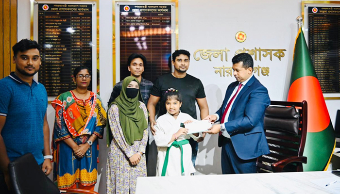 খুদে কারাতেদের পাশে নারায়ণগঞ্জের ডিসি খুদে কারাতেদের পাশে নারায়ণগঞ্জের ডিসি