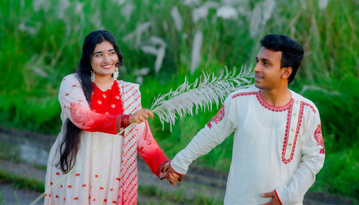 দুর্গাপূজায় প্রেমের রঙে রঙিন প্রার্থনা ও দীপ্তর মুহূর্ত দুর্গাপূজায় প্রেমের রঙে রঙিন প্রার্থনা ও দীপ্তর মুহূর্ত